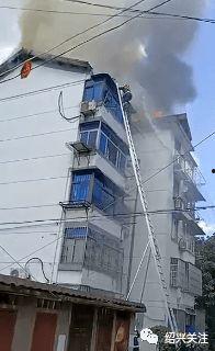 网友爆料小区火灾视频,网友现场视频记录惊险瞬间  第2张